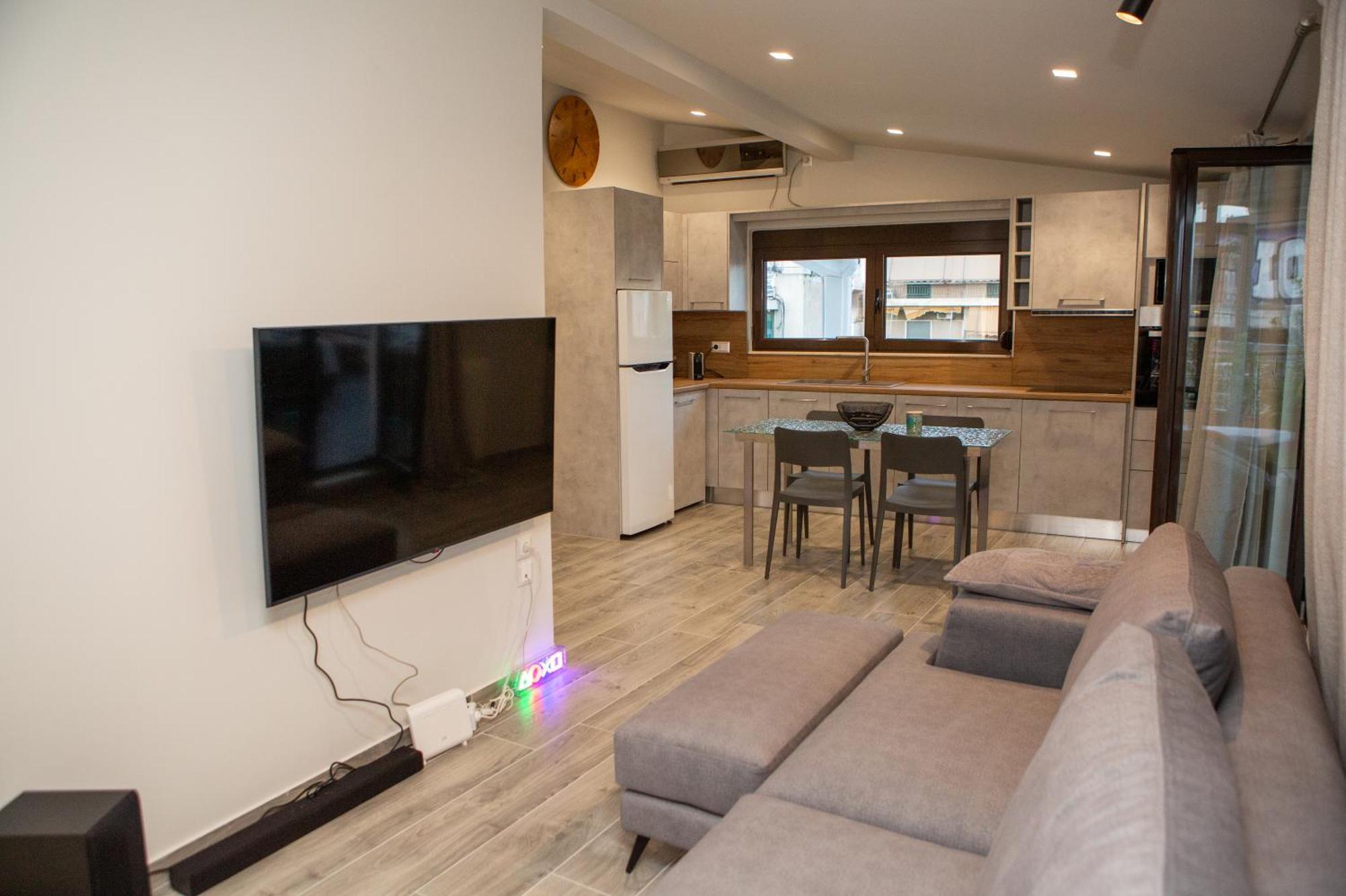 Cozy Penthouse Next To Station Apartment *