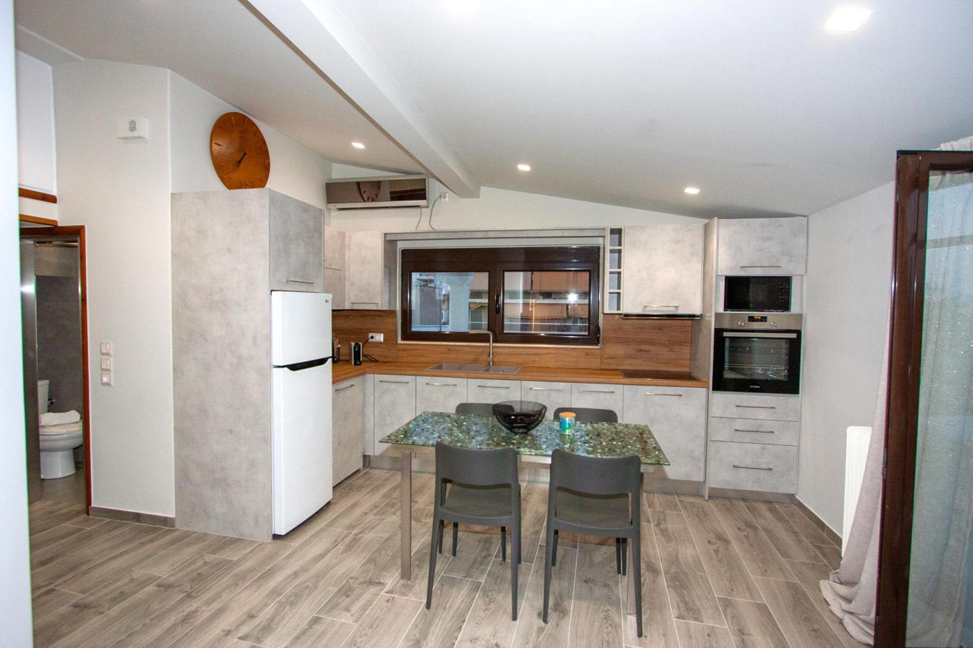Cozy Penthouse Next To Station Apartment Athens